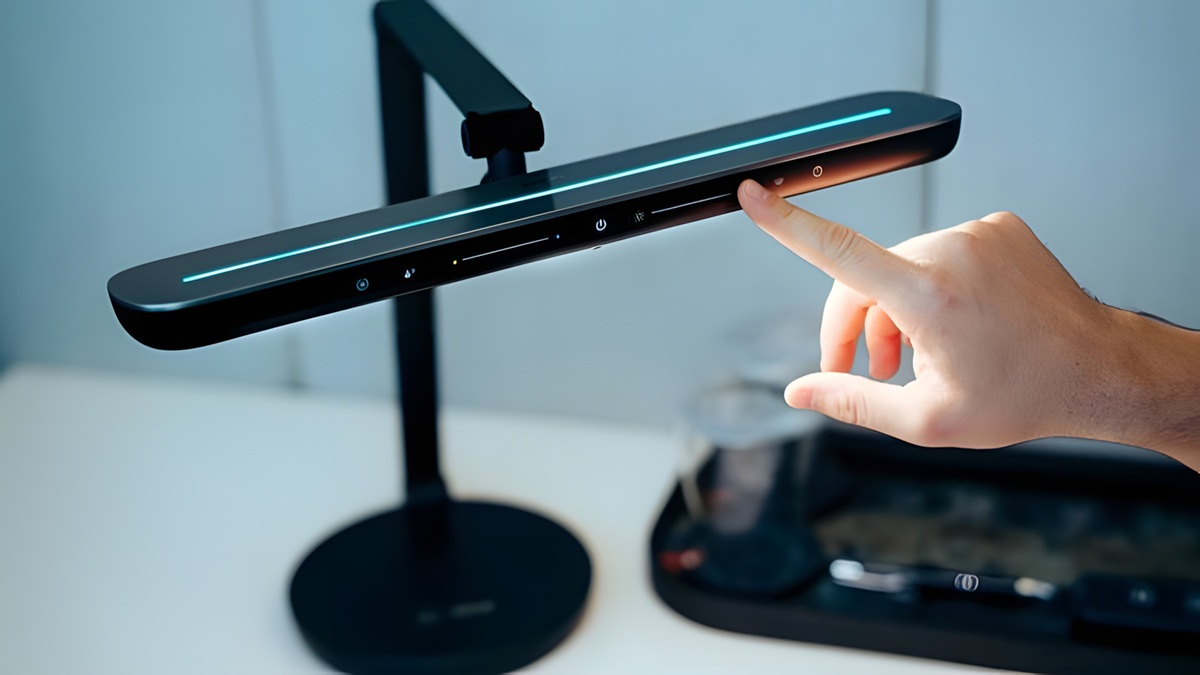 Signify and Mercedes-AMG PETRONAS Formula One Team Launch Performance Desk Lamp