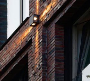 Architectural LED Wall Luminaire with Directed Light Emission on Two or Four Sides