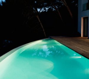 Underwater LED Light for Pools with Neutral pH and Corrosion-Free Water Requirement