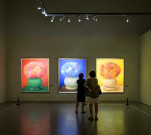 Adjustable Beam Track-Mounted LED Spotlights for Museum and Retail Lighting with Minimal Observer Shadows