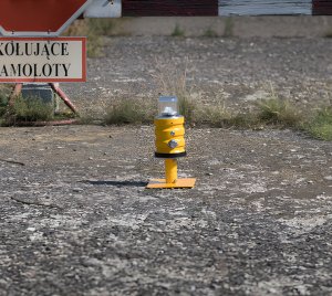 Battery-Powered ICAO-Compliant Red LED Obstruction Light for Remote Airfield Installations