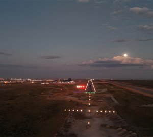 High-Intensity Solar LED Approach Light with White Beam for ICAO and FAA Standards