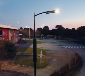 Solar Street Lighting System with Vertical Panel Design, High MPPT Charging Efficiency and Long-Life LiFePO4 Battery