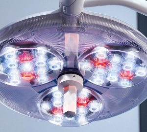 Operating Theatre Light with Minimal Peripheral Shadows and Vibrant Red Tissue Visualization for High-Precision Procedures