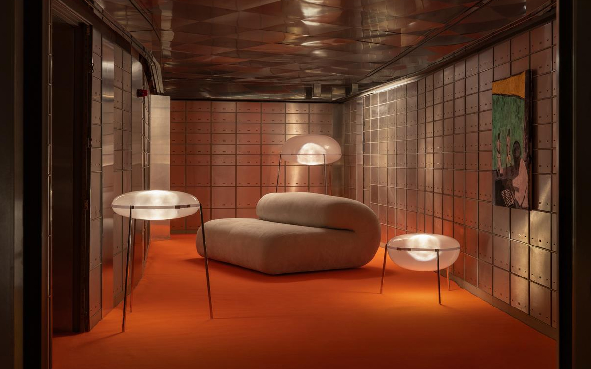 Adaptive Kaleidoscopic LED Floor Lamp for Lounges, Living Rooms, Hotels, and Hospitality Interiors