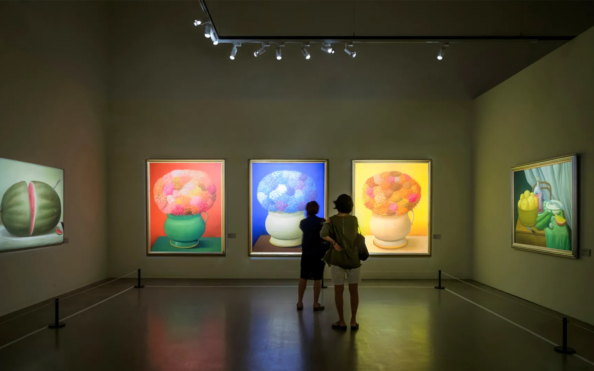 Adjustable Beam Track-Mounted LED Spotlights for Museum and Retail Lighting with Minimal Observer Shadows