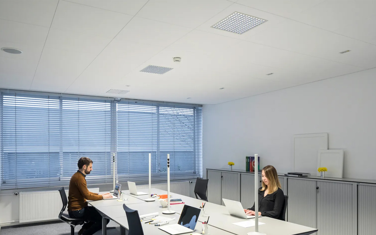 Architectural LED Recessed Ceiling Light with Anti-Glare Louvres for Commercial Office Interiors