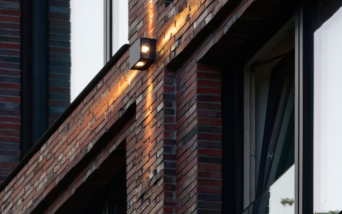 Architectural LED Wall Luminaire with Directed Light Emission on Two or Four Sides