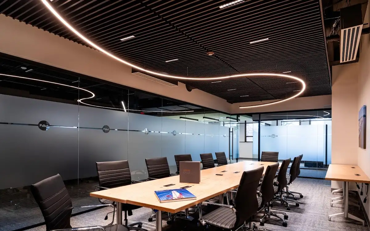 Architectural Quarter Arc LED Lighting Systems with Custom Radius Options for Creative Installations