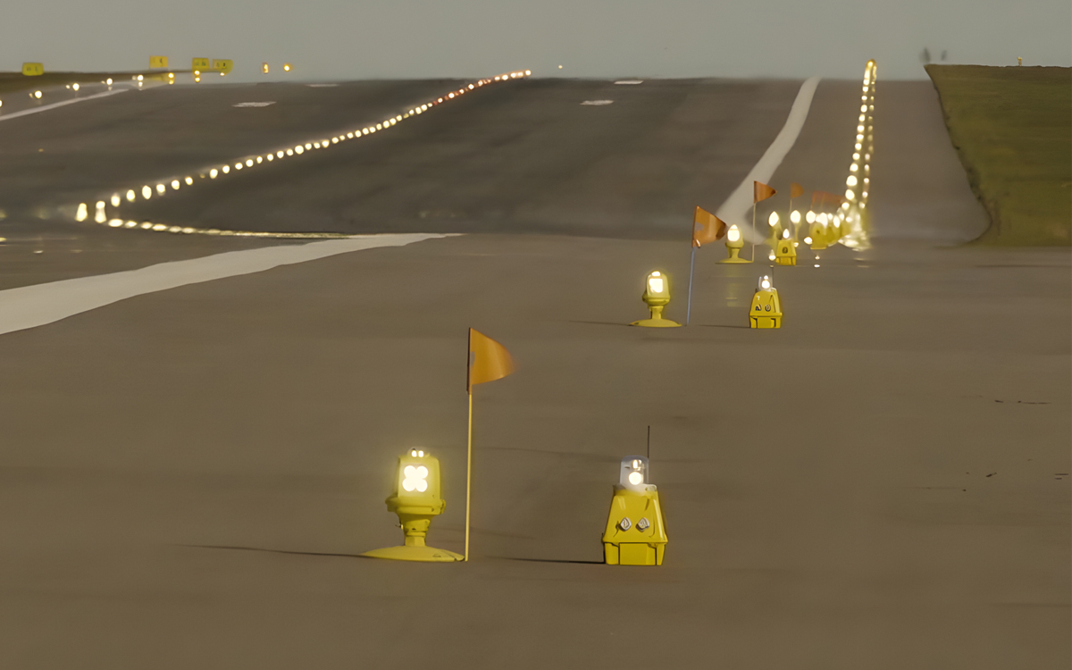 Battery-Powered White/Red Runway Edge Light for Temporary and Remote Airfields