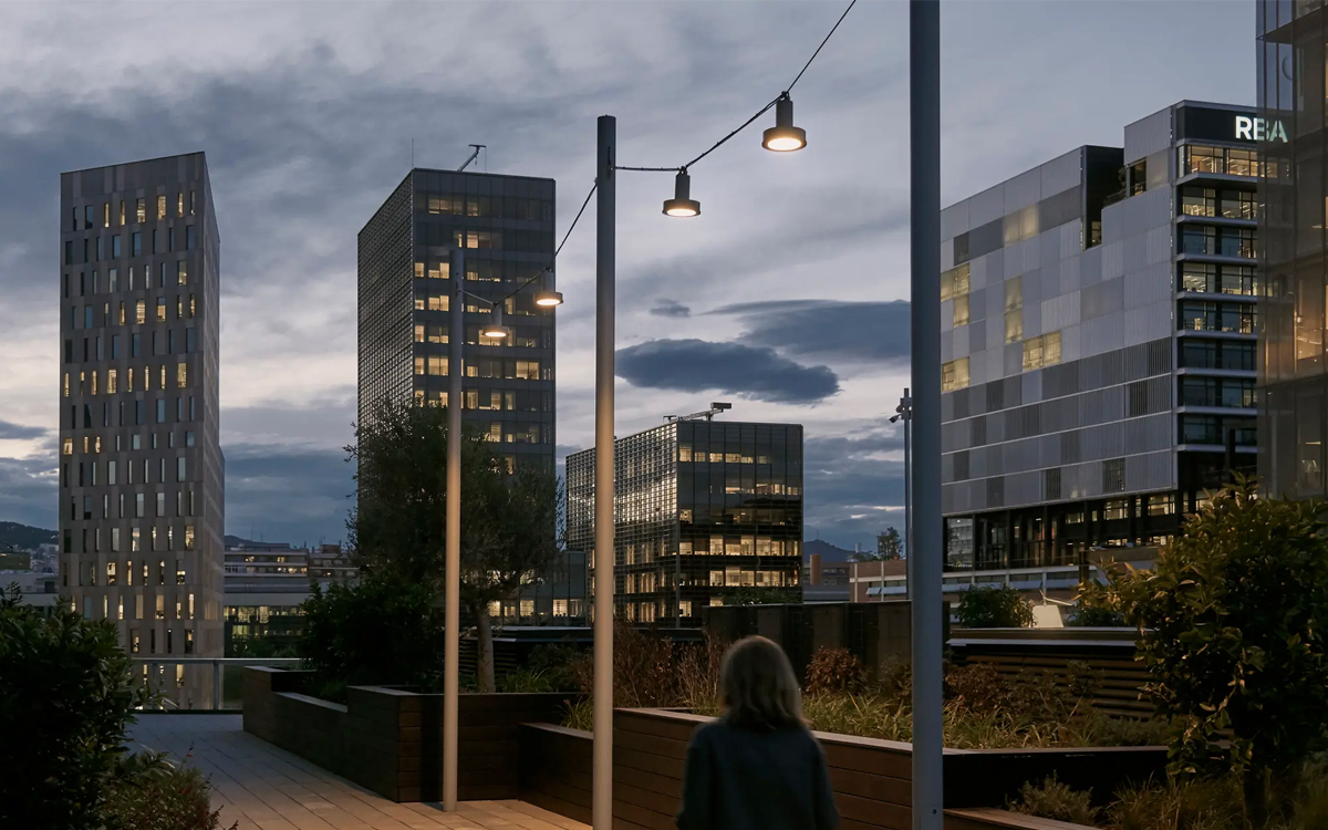 Catenary Street Light with Dimmable LED Driver and Low EPA Profile