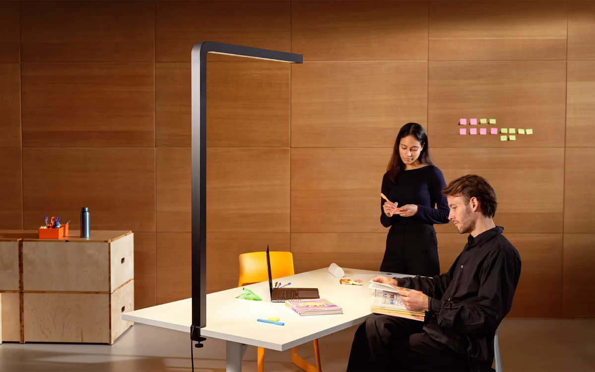 Clampable LED Work Light with Height-Adjustable Desk Compatibility and Ergonomic Design