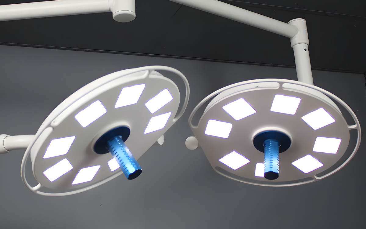 Dual Ceiling Mounted Operating Room Light with Five-Step Touch Dimming Control and Smooth Multi-Axis Rotation