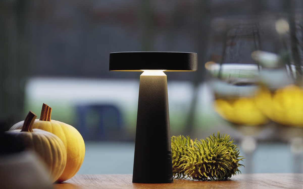 Elegant Battery-Powered Outdoor Table Lamp with USB Charging for Balconies and Patios