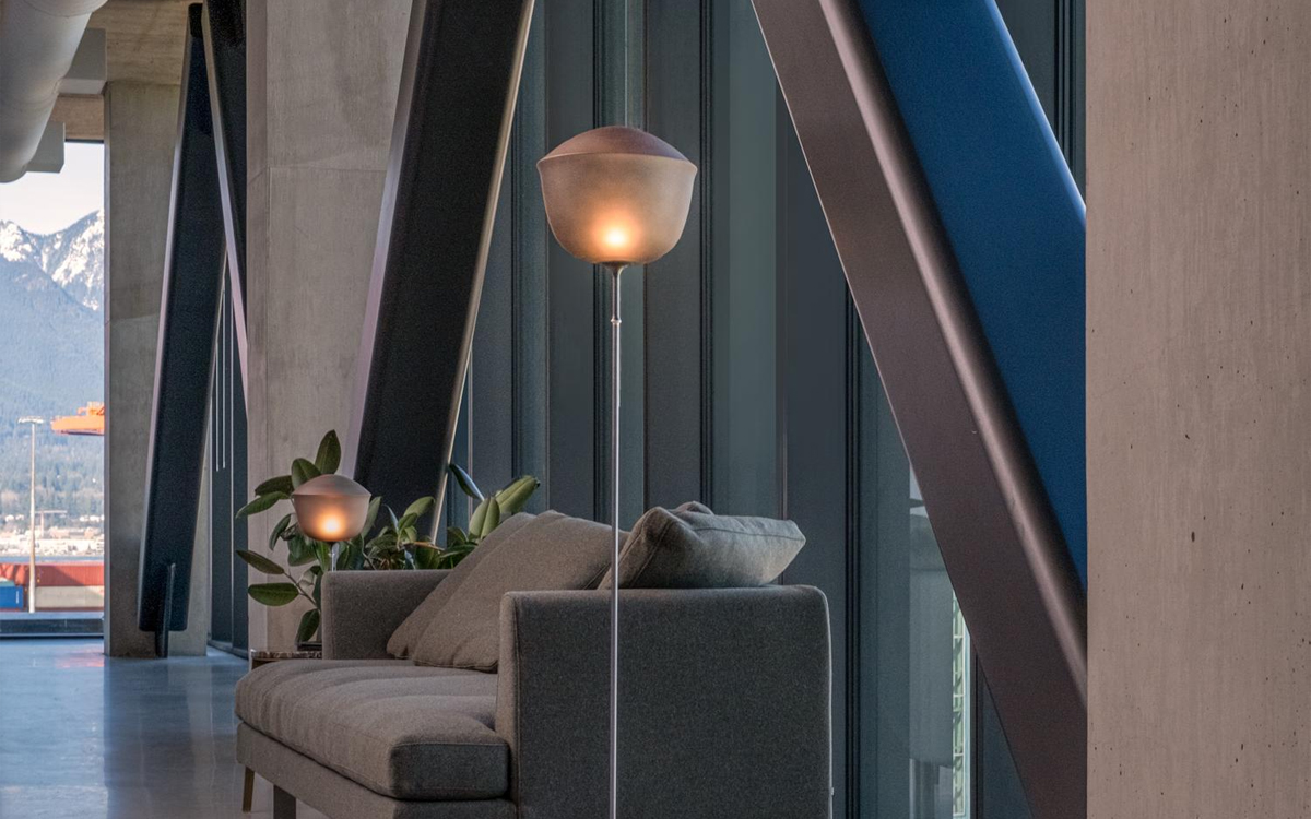 Elegant Floor Lamp with Dim-to-Warm LED, High CRI, and Touch Dimming for Modern Interiors