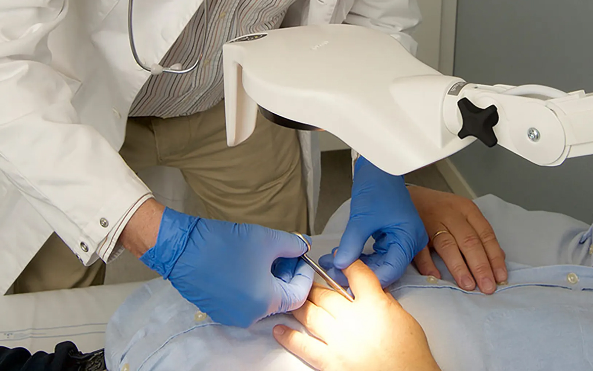 High CRI Medical Examination Light with Frictionless Arm Movement and Push Button Color Control