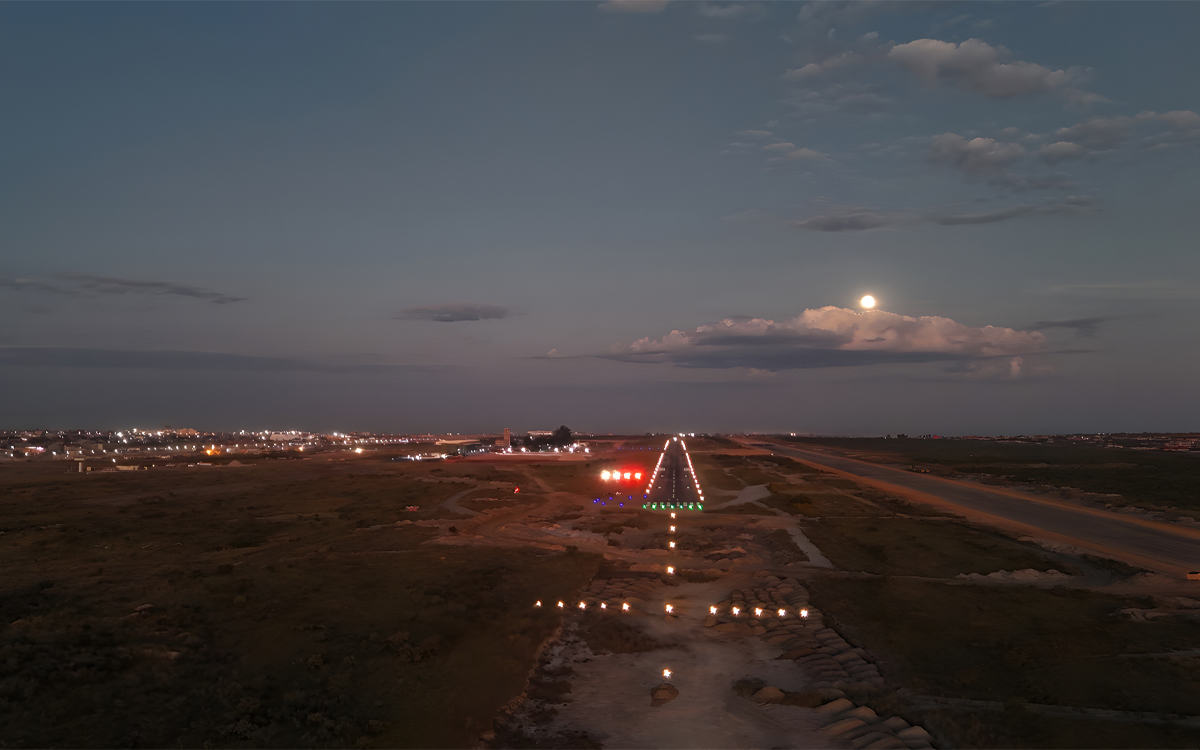 High-Intensity Solar LED Approach Light with White Beam for ICAO and FAA Standards