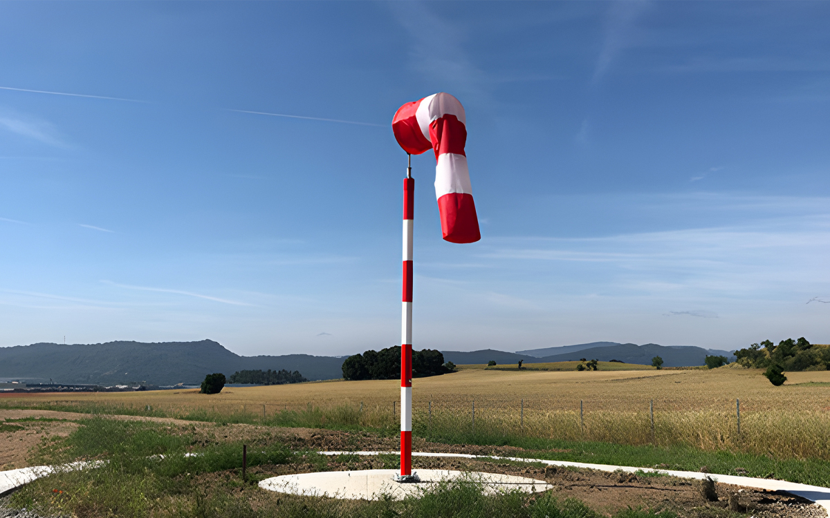 ICAO and FAA Compliant LED Wind Cone with Internally or Externally Lit Windsock for Airfield Safety