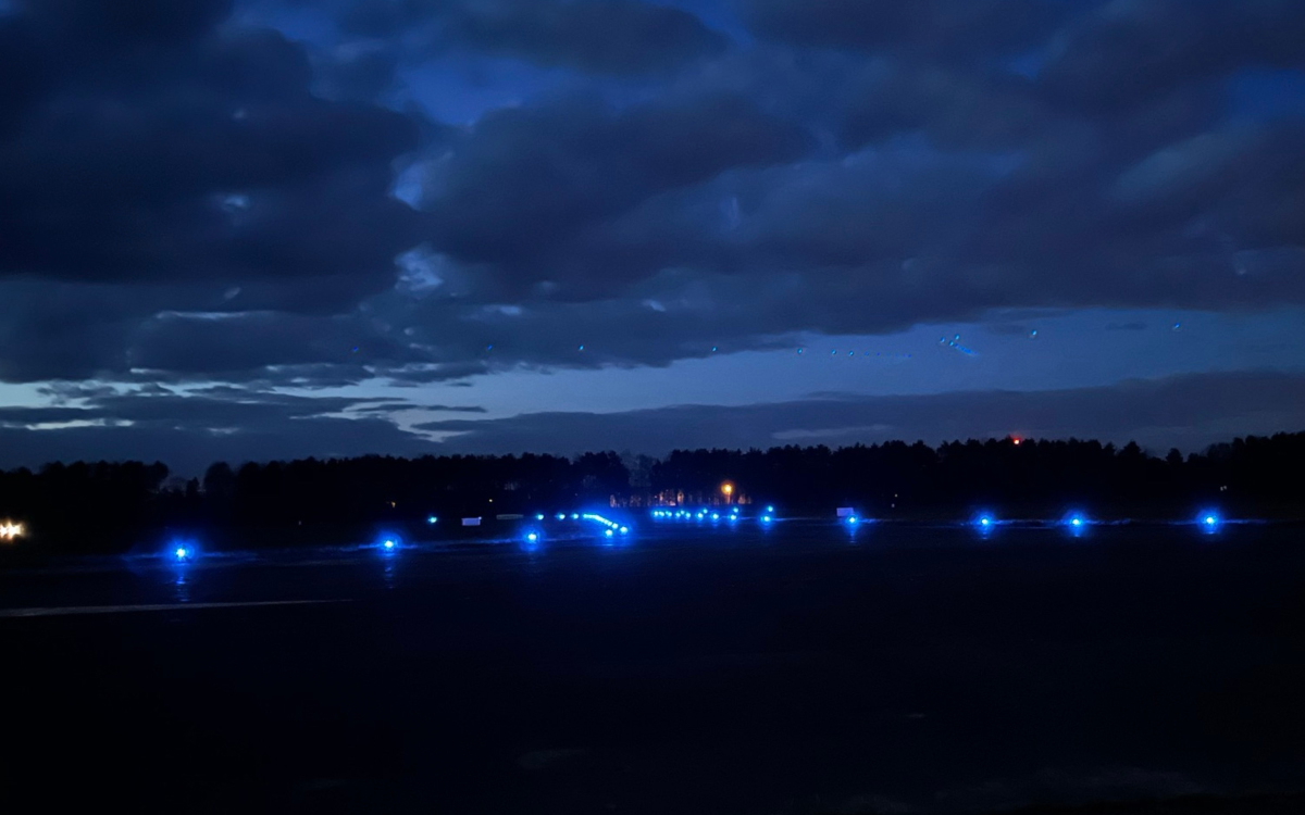 ICAO and FAA Compliant Solar-Powered Blue Taxiway Edge Light with Wireless Mesh Control