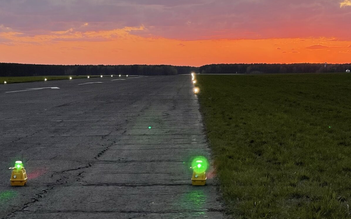 ICAO-Compliant Medium Intensity Portable Threshold Light for Temporary Airfields and Remote Runways
