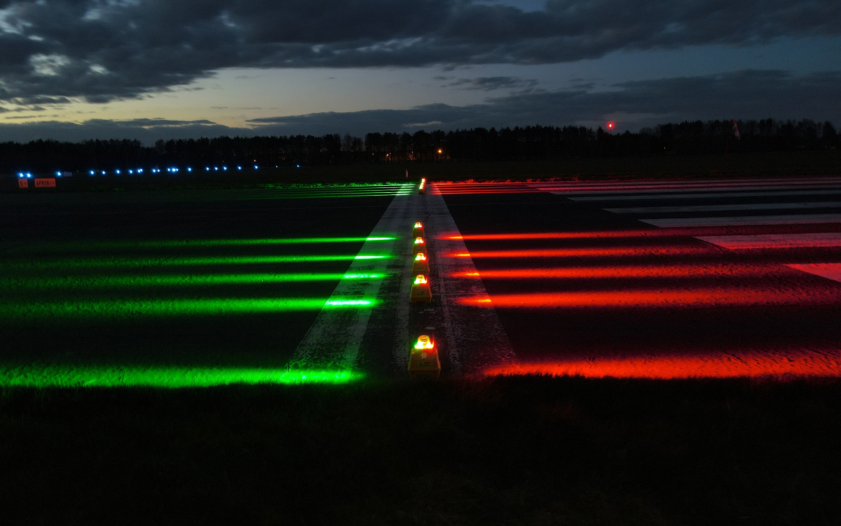 ICAO-Compliant Portable Threshold End Runway Light with Red/Green LED Output for Remote Airfields