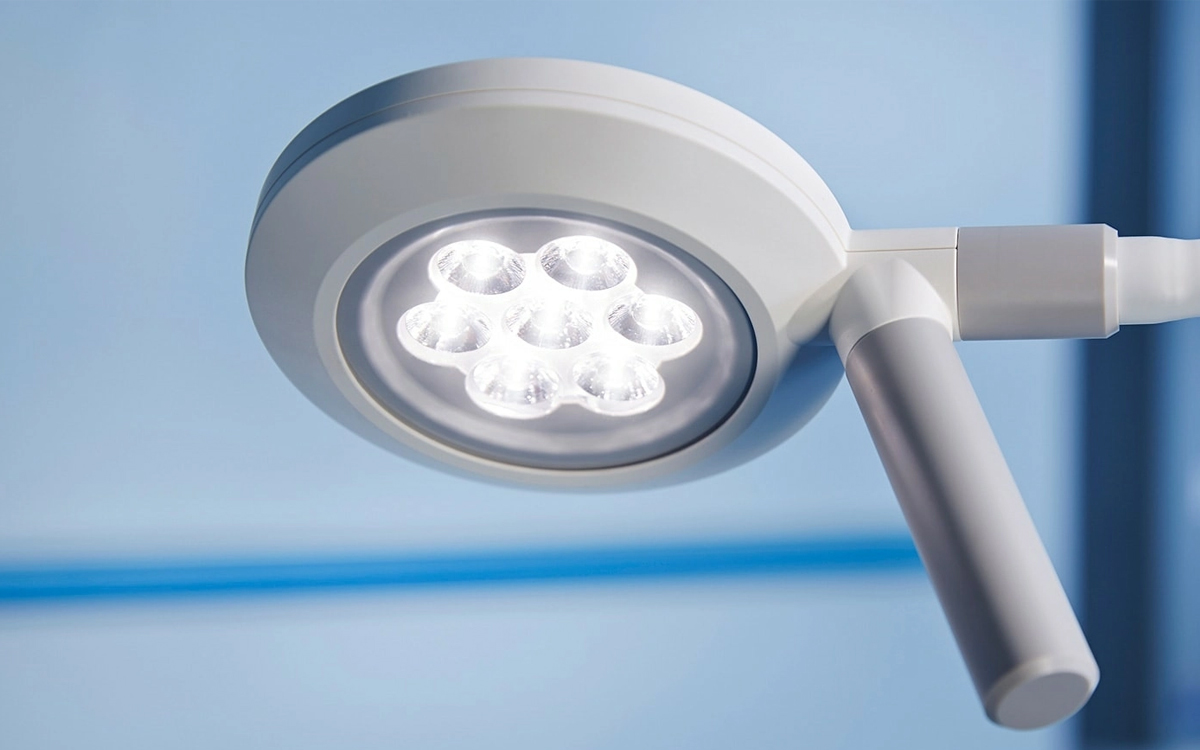 LED Examination Light with High Ra and R9 Values for Dermatology and General Clinical Assessment