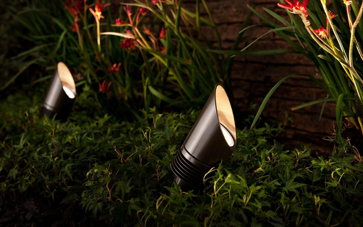 LED Spotlight for Landscape Accent Applications with Zoning, Dimming, and Color Control