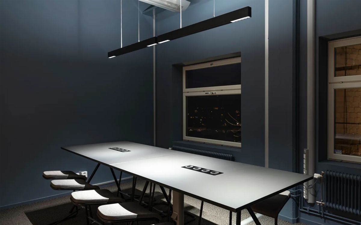 Low-Glare Linear LED Pendant Light with High CRI and DALI Dimming for Office Environments