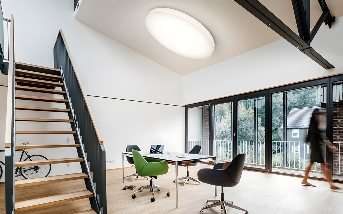Low-UGR Circular LED Ceiling Light with DALI Dimmability and High Visual Comfort