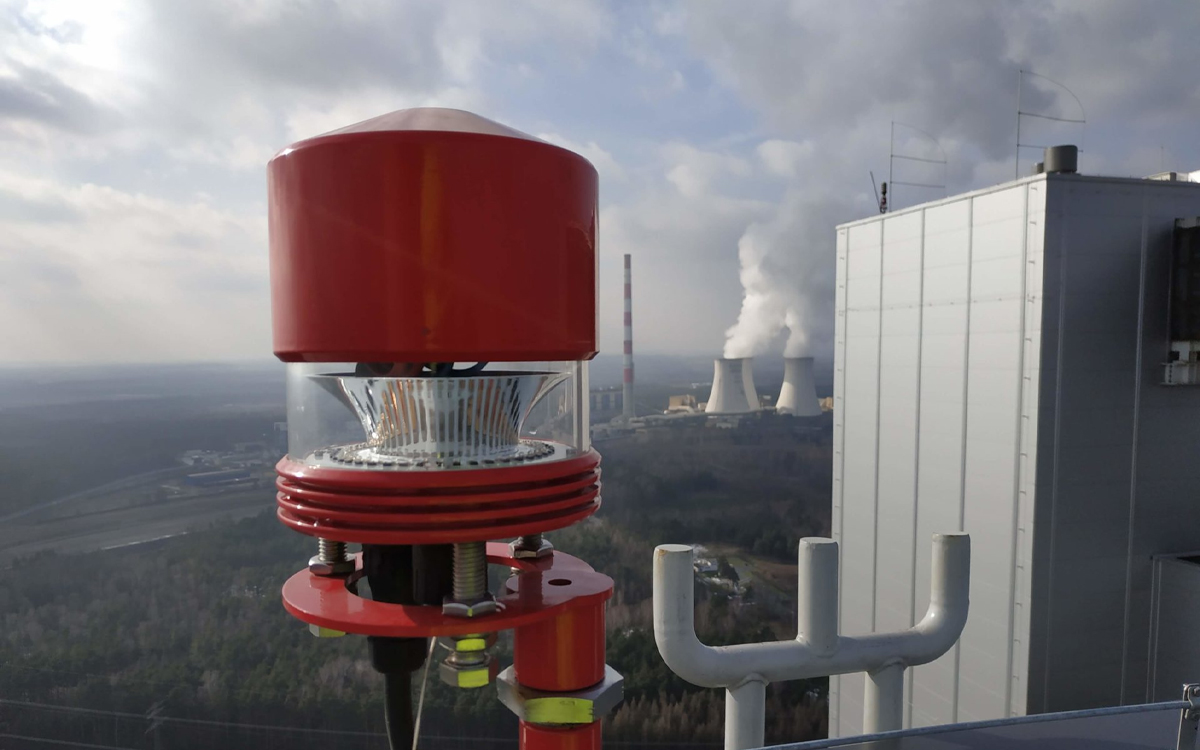 Medium Intensity ICAO Type B Obstacle Light with Integrated Day/Night Sensor and Flash Mode