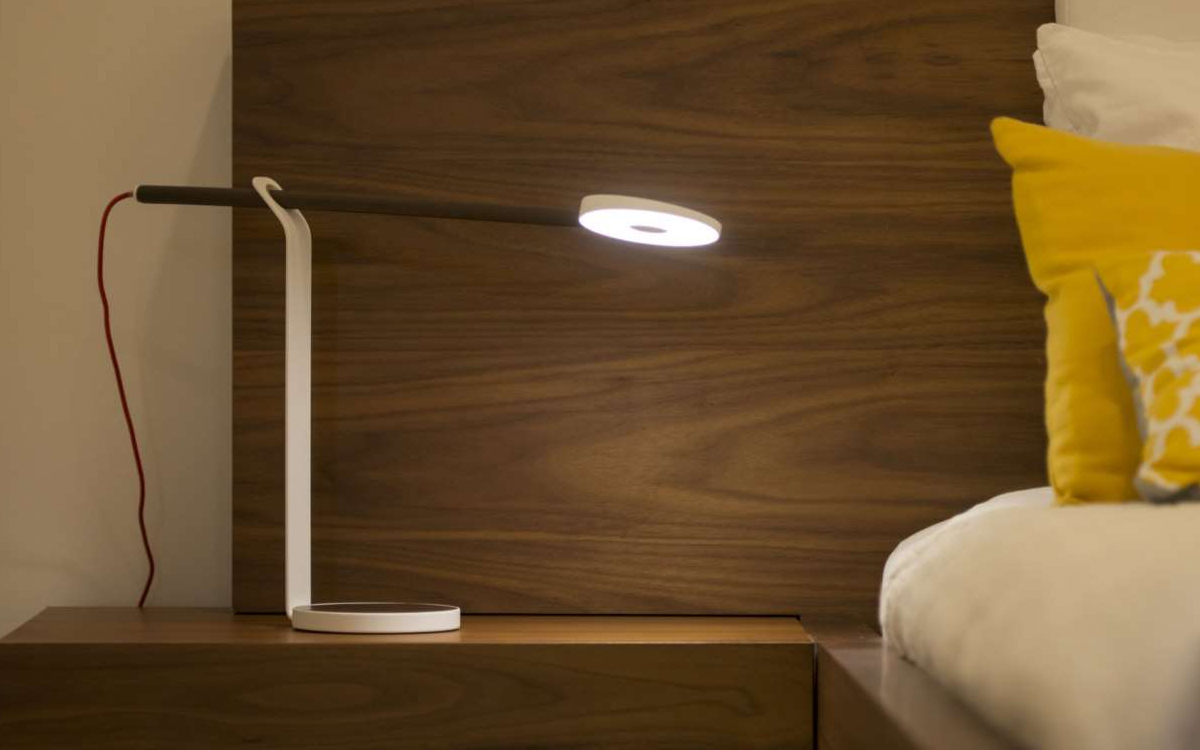 Modern Adjustable Table Lamp with Natural Hardwood Construction and Touch-Sensitive Dimming