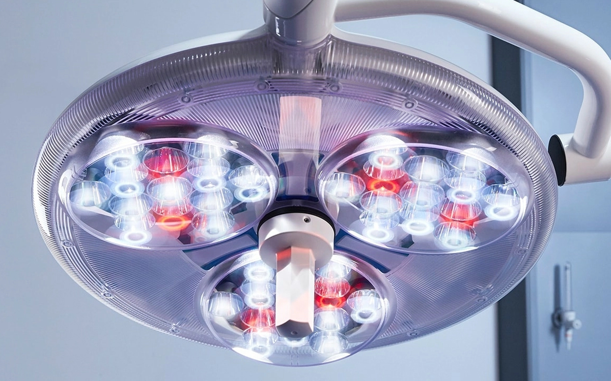 Operating Theatre Light with Minimal Peripheral Shadows and Vibrant Red Tissue Visualization for High-Precision Procedures