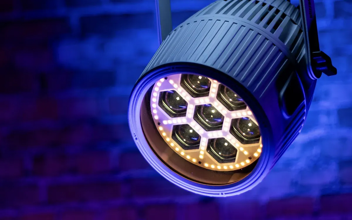 Outdoor IP65-Rated LED Wash Light with 7x 40W Cool+Warm White LEDs and Surrounding Frosted RGB SMD Halo LEDs