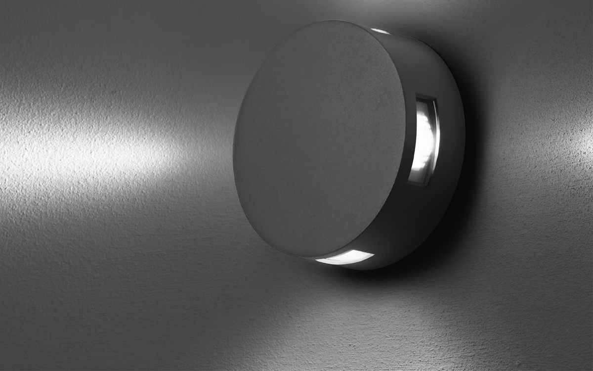 Outdoor Wall Accent Light with Two- or Four-Direction Light Wash on Vertical Surfaces