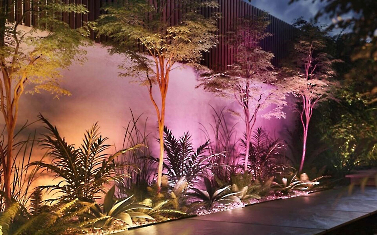 Philips Hue Amarant Linear Outdoor Smart Light with Color Wash and Zigbee/Bluetooth Compatibility