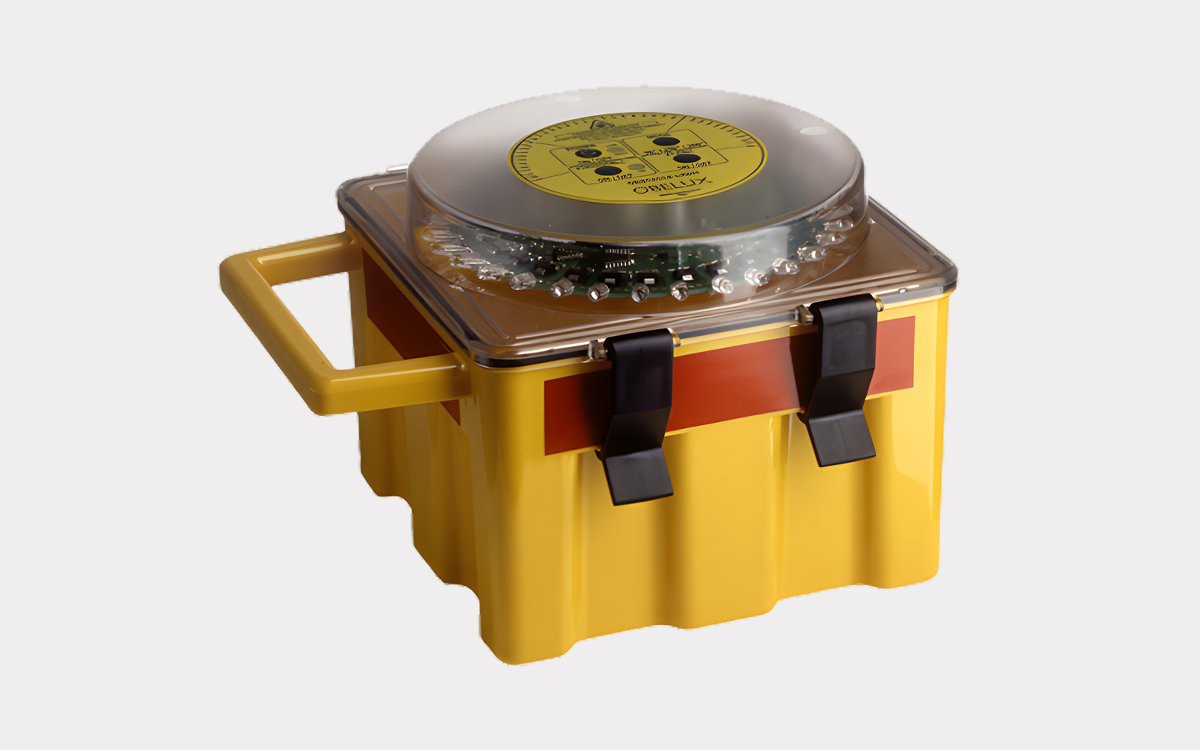 Portable Battery Powered Low-Intensity LED Obstruction Light with Aviation Red and NVG-Compatible Infrared