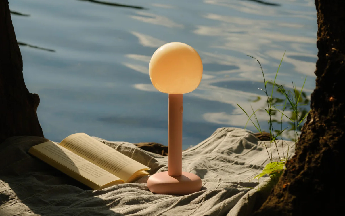 Portable Battery-Powered Outdoor Table Lamp with Smart Sunset Dimming and Adjustable Color Temperature