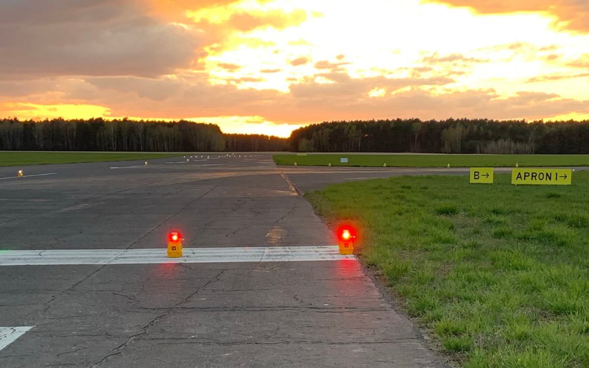 Portable Runway Obstruction Light for Temporary and Emergency Airfield Lighting Solutions