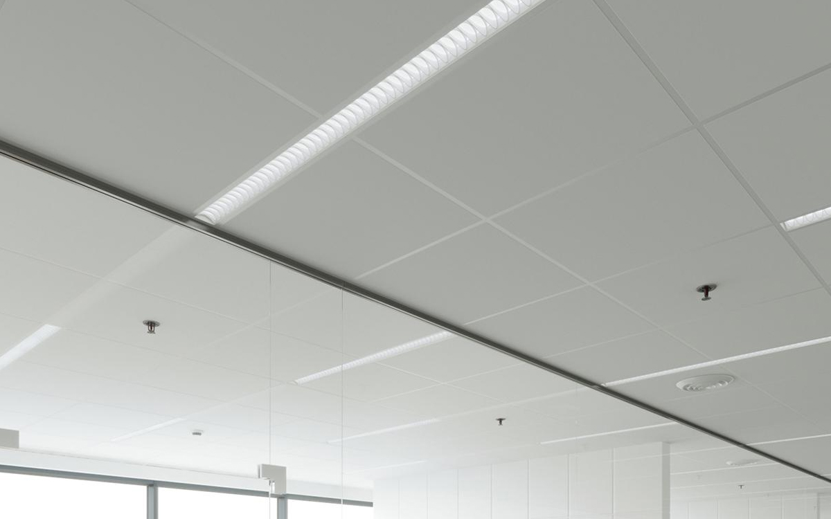 Recessed Architectural Linear LED Light with Glare-Reducing Louvers for Office and Retail Applications