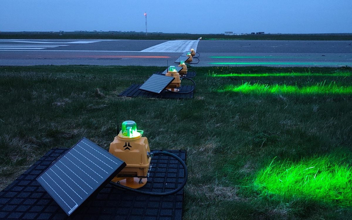 Solar-Powered ICAO-Compliant Medium Intensity Runway Threshold Light for Civil and Military Airports