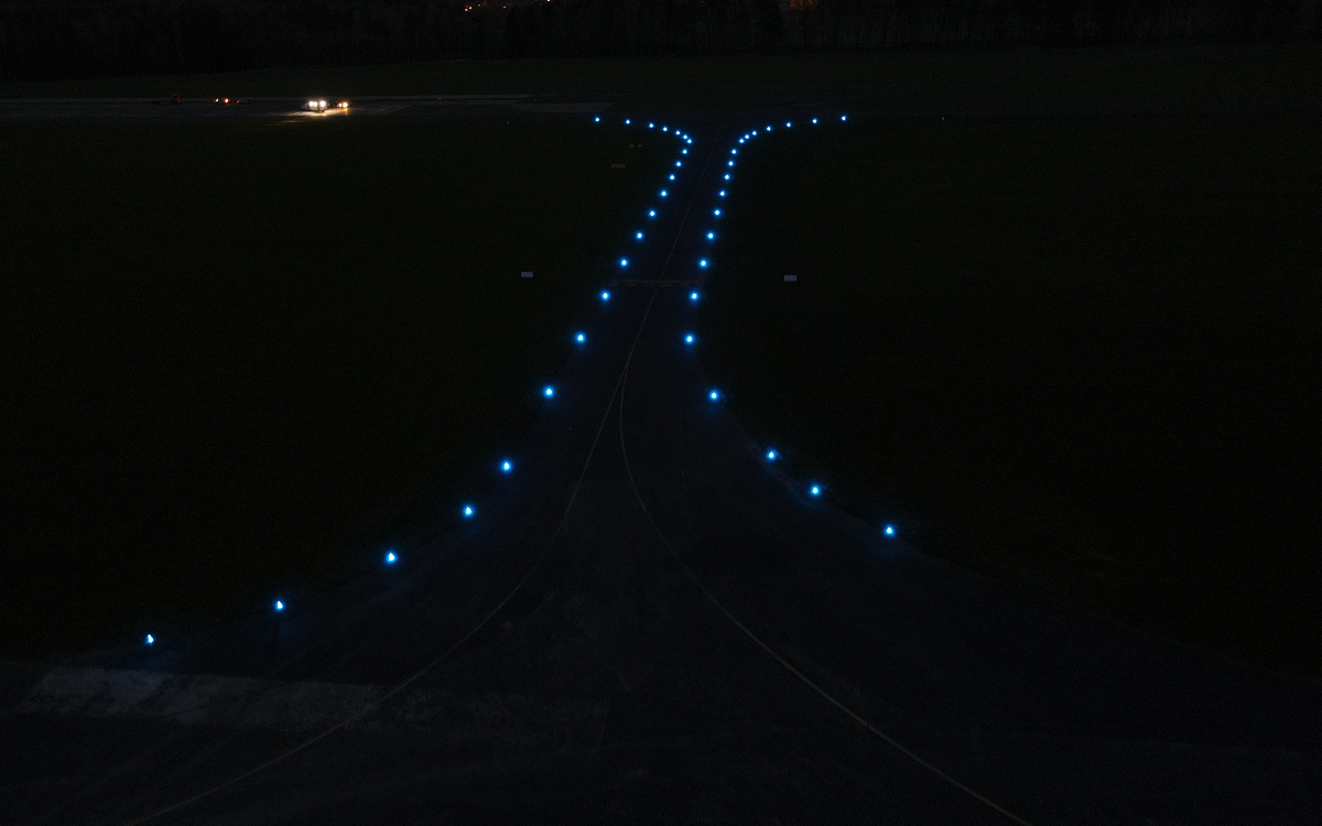 Solar-Powered ICAO-Compliant Taxiway Light with Optional Remote Radio Control and Mesh Network