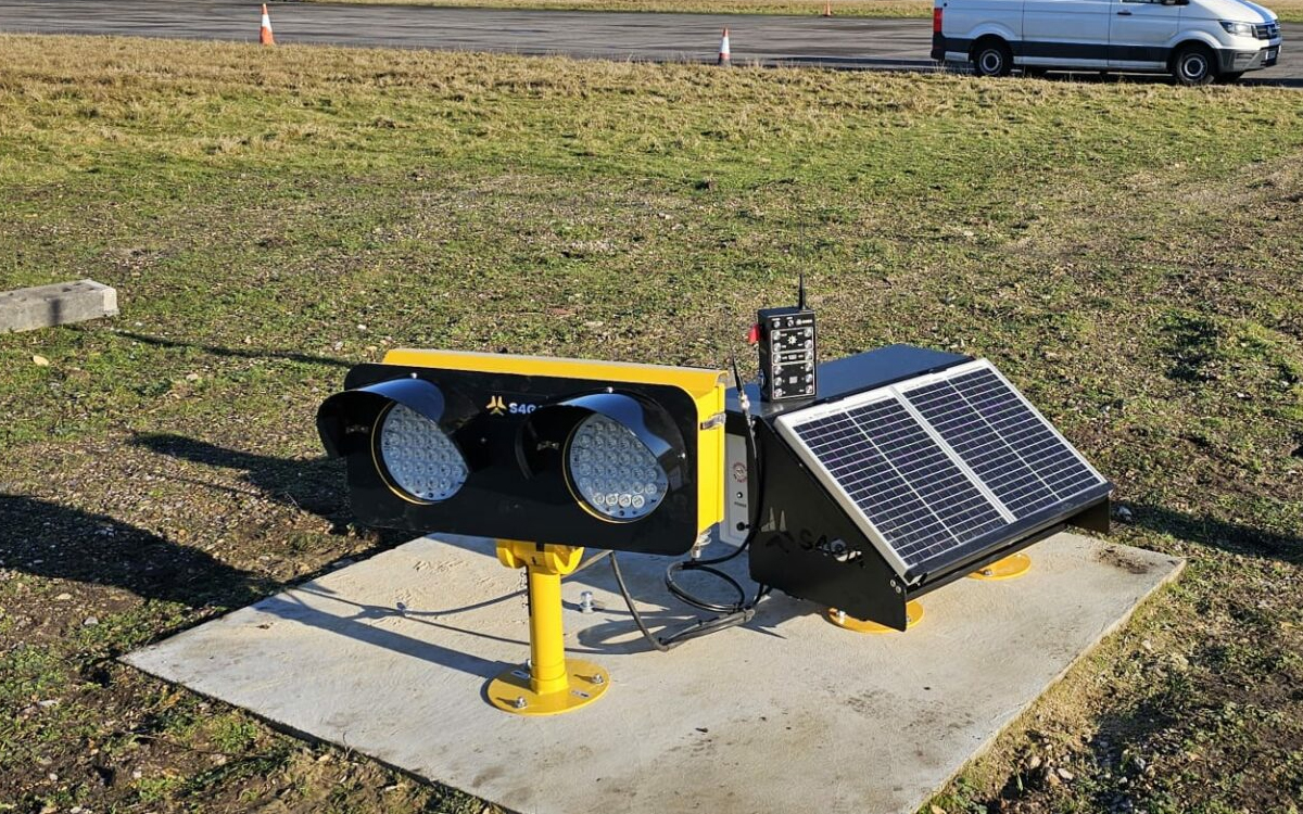 Solar-Powered Runway Guard Lights with Flashing LEDs for Taxiway and Runway Intersection Marking