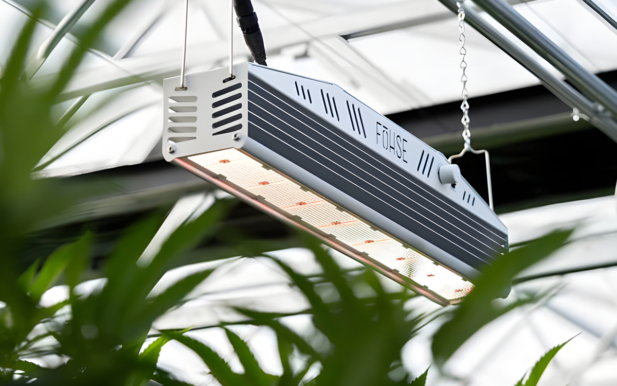 Supplemental LED Greenhouse Grow Light With Slim Profile for Truss Mounting