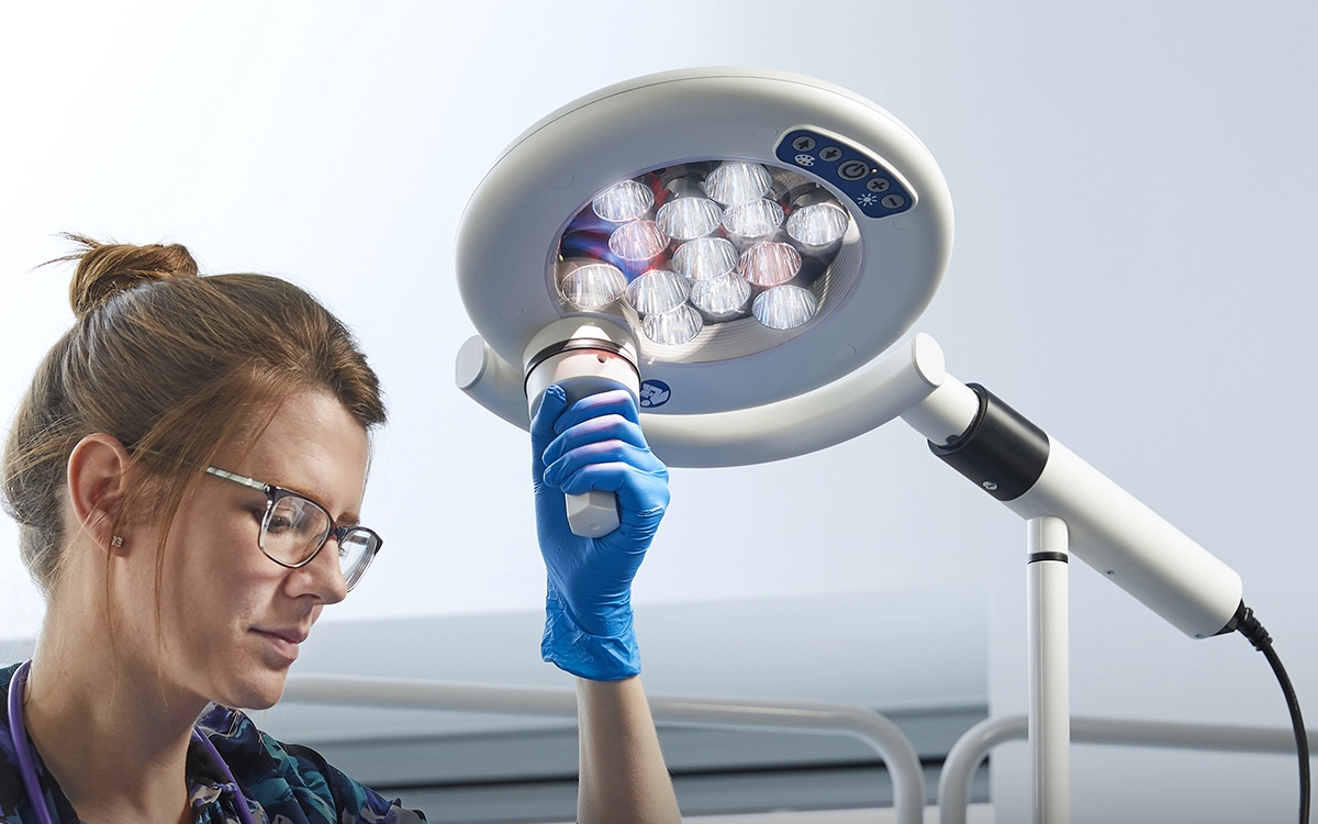 Telescopic Minor Surgical Light with Adjustable Height Stand for Diverse Clinical Settings