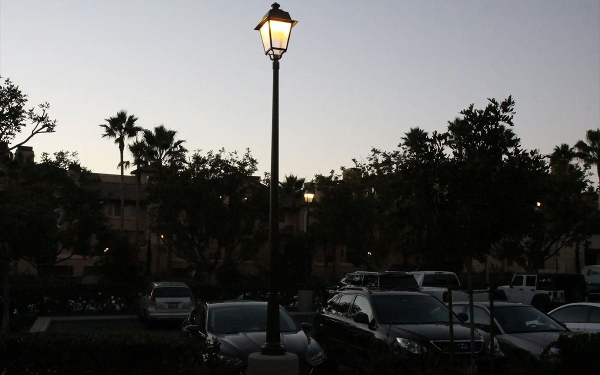 Traditional Colonial LED Street Light Fixture with Historic Seville Lantern Design for Municipal Lighting Projects
