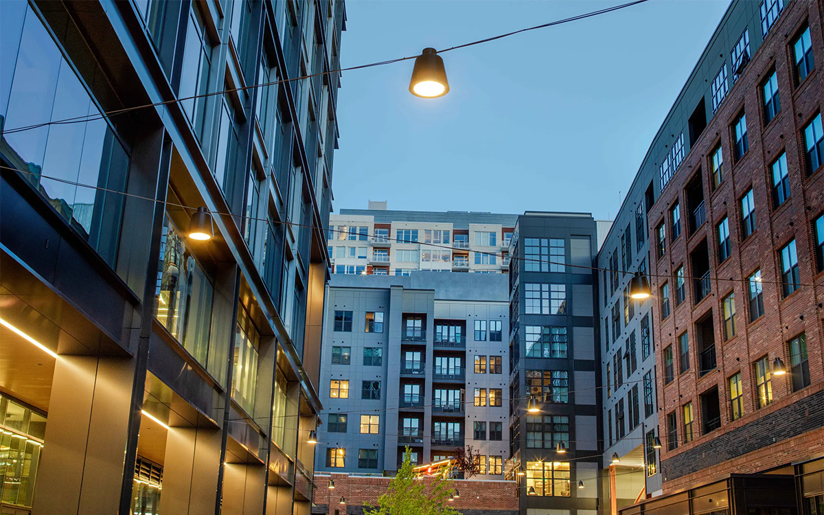 Tumbler Catenary Street Light for Modern Urban and Architectural Spaces