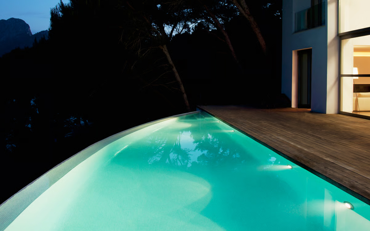 Underwater LED Light for Pools with Neutral pH and Corrosion-Free Water Requirement