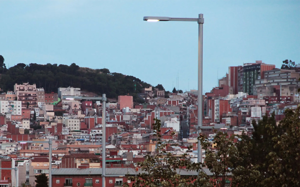 Urban LED Street and Pathway Light with Dimmable 120V-277V Drivers