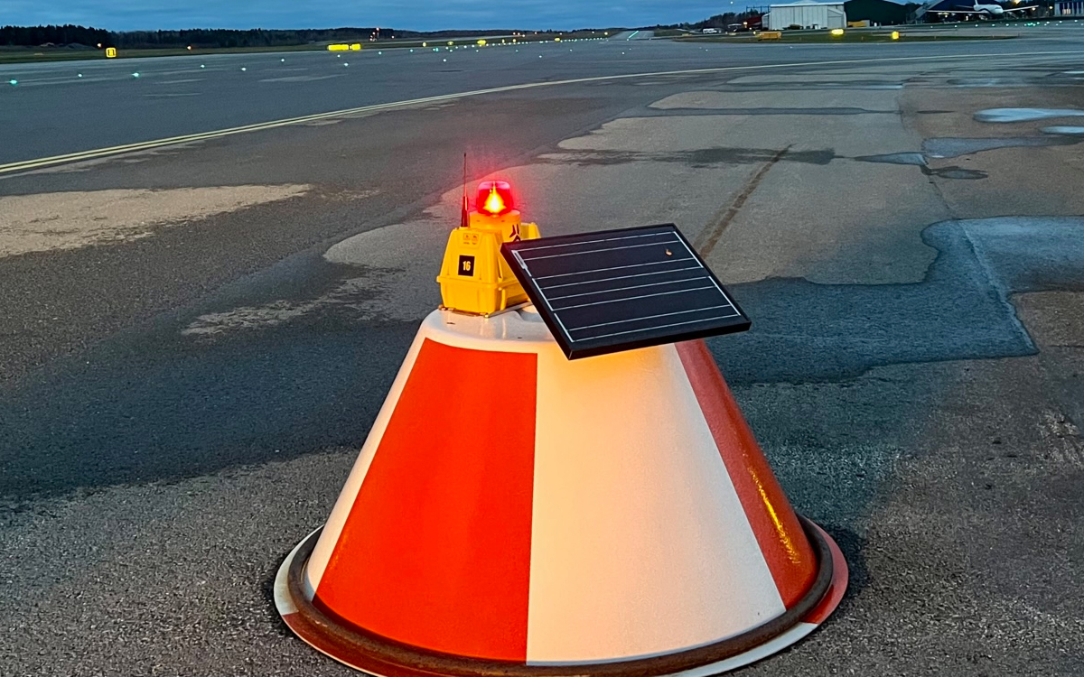 Wireless-Controlled Solar Aviation Obstruction Light with ICAO Type A Compliance