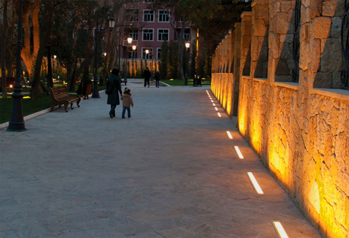 Garden path lights for inground linear lighting